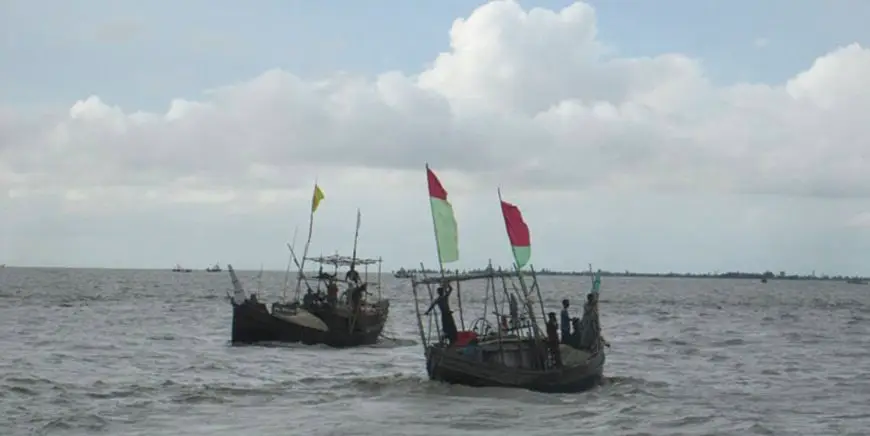 সাগরে ডুবে যাওয়া ট্রলার দুটি, পর্যটক নিখোঁজের আশঙ্কা. Channel i News - চ্যানেল আই নিউজ