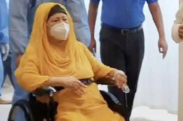 খালেদা জিয়া হাসপাতালে ভর্তি, মুখে মাস্ক পরা, বসে আছেন. Channel i News - চ্যানেল আই নিউজ