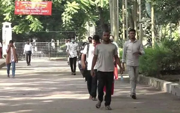 ঢাবি ক্যাম্পাসে শিক্ষার্থীরা সশরীরে ক্লাসে ফিরছে. Channel i News - চ্যানেল আই নিউজ