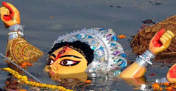 শারদীয় দুর্গোৎসবের প্রতিমা বিসর্জনের দৃশ্য, জলাশয়ে বিসর্জন দেওয়া হচ্ছে. Channel i News - চ্যানেল আই নিউজ