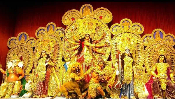 দুর্গাপূজা উপলক্ষে সাংস্কৃতিক অনুষ্ঠানে দেবী দুর্গার প্রতিমা ও দর্শক. Channel i News - চ্যানেল আই নিউজ