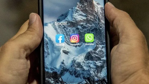 ফেসবুক, ইনস্টাগ্রাম, হোয়াটসঅ্যাপ অ্যাপের আইকনসমূহ. Channel i News - চ্যানেল আই নিউজ