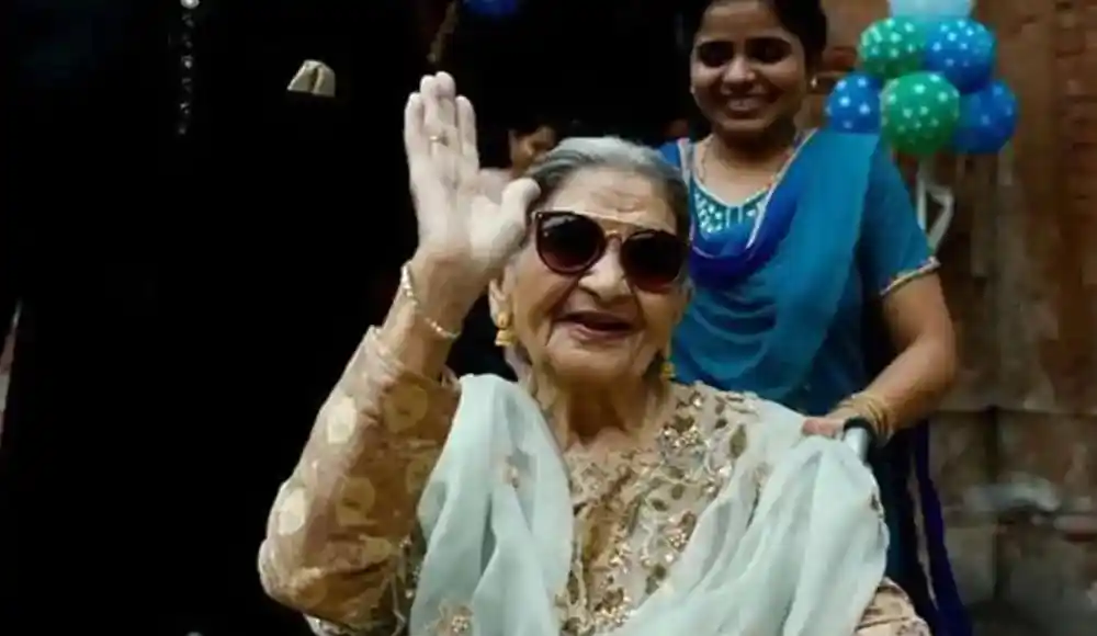 বয়স্ক অভিনেত্রী গুলাবো সিতাবো হাসিমুখে শুভেচ্ছা জানাচ্ছেন. Channel i News - চ্যানেল আই নিউজ