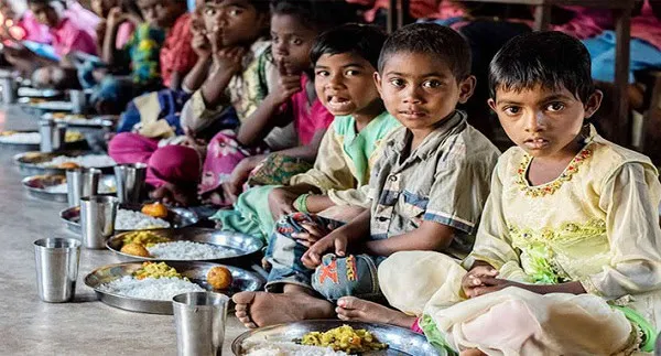 বাংলাদেশের শিশুদের খাবার খাওয়ার দৃশ্য, স্কুলে বা আশ্রয় কেন্দ্রে. Channel i News - চ্যানেল আই নিউজ