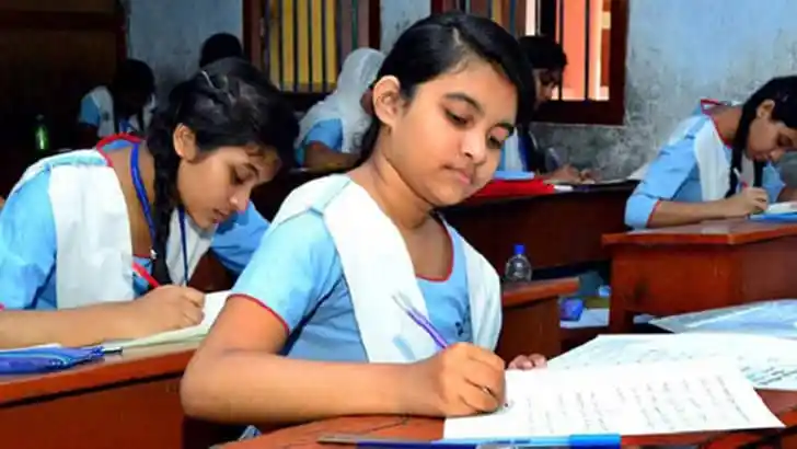 প্রাথমিক শিক্ষা সমাপনী পরীক্ষার জন্য ছাত্রীরা পরীক্ষা দিচ্ছে. Channel i News - চ্যানেল আই নিউজ