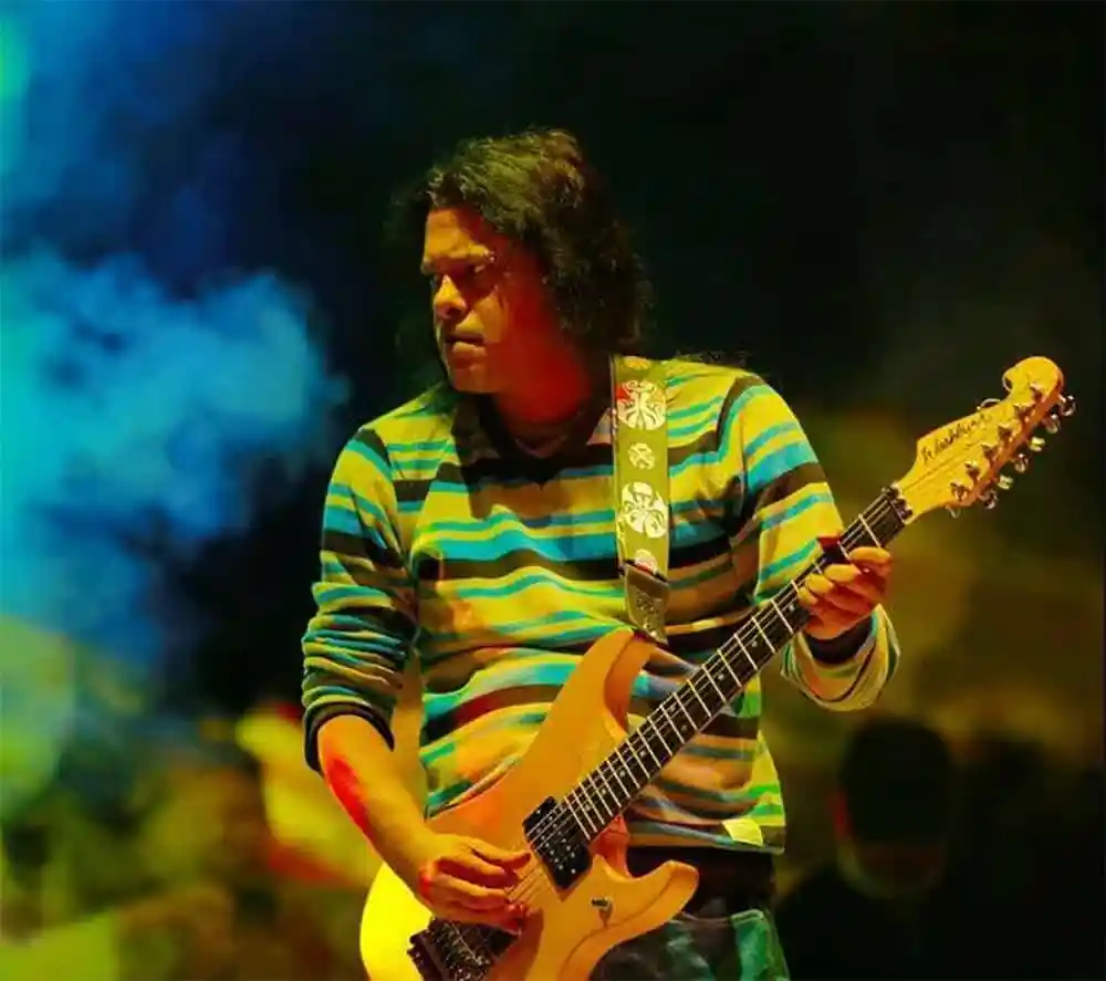 বাংলাদেশি গিটারিস্টের পারফরম্যান্স, সঙ্গীতের জন্য উৎসাহিত. Channel i News - চ্যানেল আই নিউজ