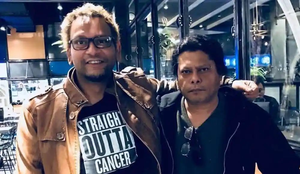 দুজন ব্যক্তি ক্যাফে বা রেস্টুরেন্টে ছবি তুলছেন. Channel i News - চ্যানেল আই নিউজ