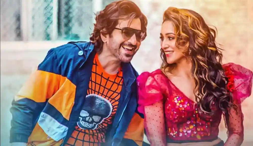 একজন পুরুষ ও একজন মহিলার হাস্যোজ্জ্বল ছবি, ভারতীয় সিনেমার প্রচার. Channel i News - চ্যানেল আই নিউজ