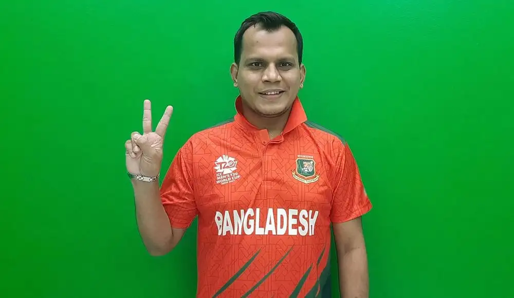 বাংলাদেশের পতাকা জার্সি পরা যুবক শান্তিপূর্ণভাবে পিসি বোতাম দেখাচ্ছেন. Channel i News - চ্যানেল আই নিউজ