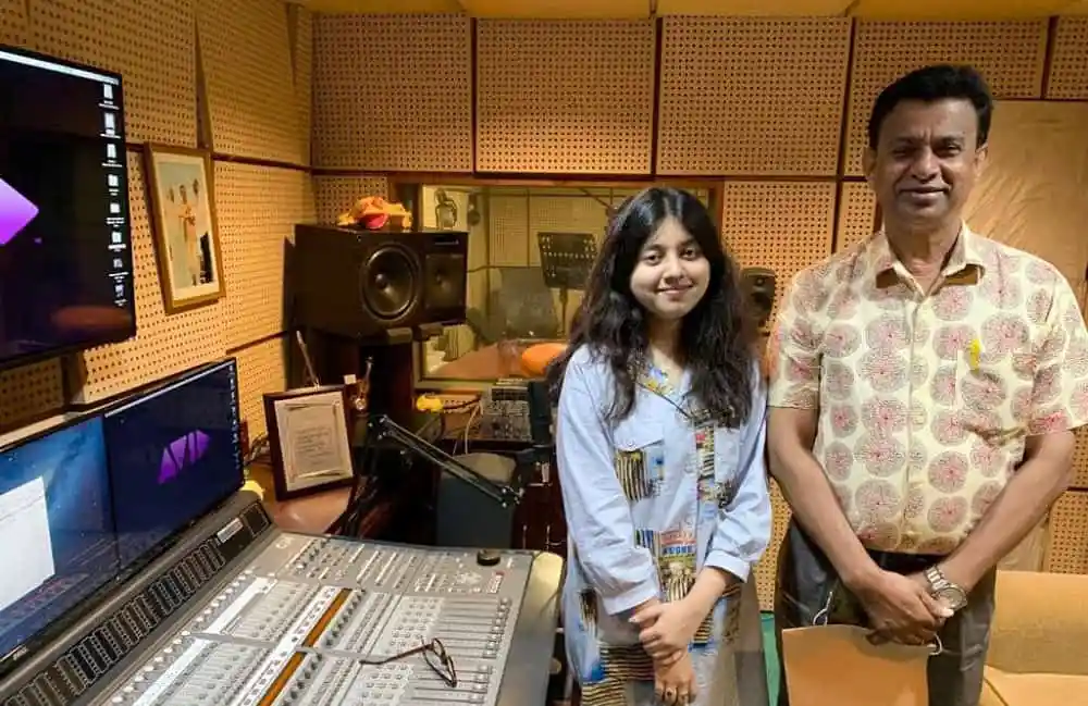 মালিহা ও চ্যানেল আই অনলাইন এর একজন সাংবাদিক স্টুডিওতে. Channel i News - চ্যানেল আই নিউজ