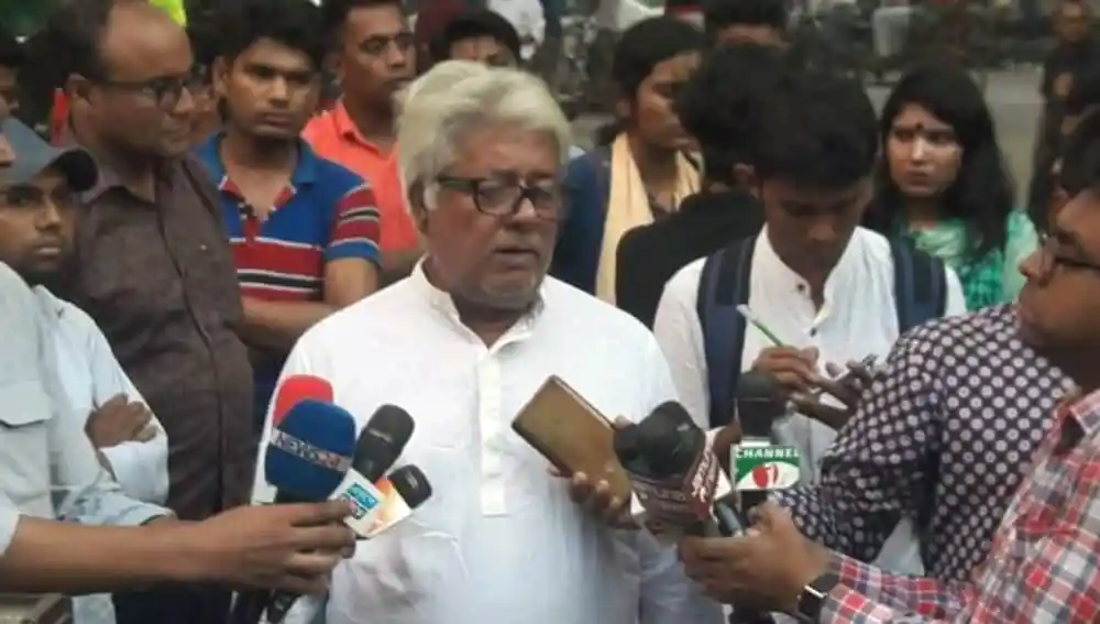 শিল্পীরা সাম্প্রদায়িক হামলার প্রতিবাদে রাস্তায় নেমেছেন, সংবাদ সংগ্রহ করছেন সাংবাদিকরা. Channel i News - চ্যানেল আই নিউজ