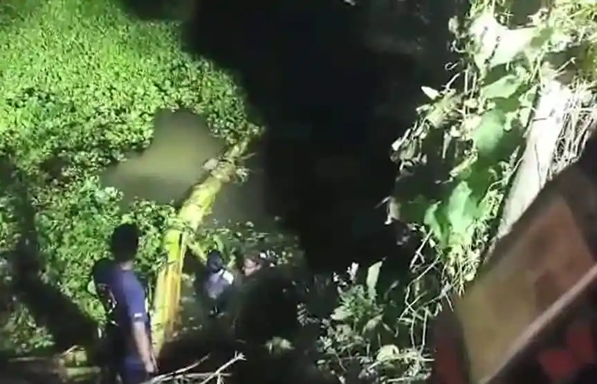 মানিকগঞ্জে সড়ক দুর্ঘটনায় আহতদের উদ্ধার কাজ চলছে. Channel i News - চ্যানেল আই নিউজ