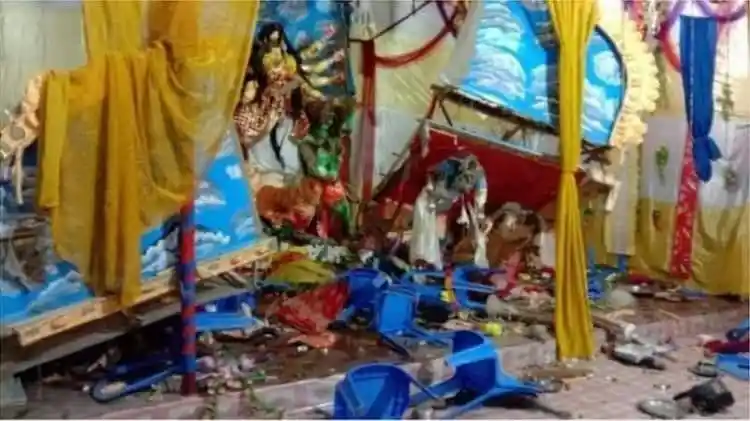 প্রচণ্ড ঝড়ের কারণে একটি হোটেল ভেঙে পড়েছে, আসবাবপত্র ও উপকরণ ছড়িয়ে পড়েছে. Channel i News - চ্যানেল আই নিউজ