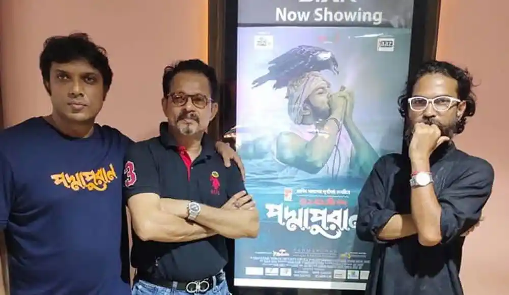 আবৃত্তি অনুষ্ঠানে অংশগ্রহণকারী শিল্পীরা মঞ্চে আবৃত্তি করছেন. Channel i News - চ্যানেল আই নিউজ