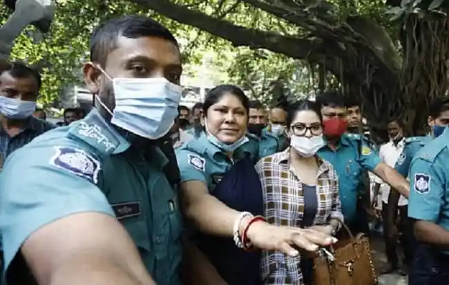 পরীমনি ও পুলিশ কর্মকর্তারা তদন্তের সময় উপস্থিত. Channel i News - চ্যানেল আই নিউজ