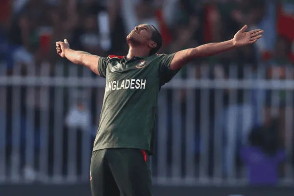 বাংলাদেশ ক্রিকেটার মাঠে উল্লাসে, জয় উদযাপন করছেন. Channel i News - চ্যানেল আই নিউজ