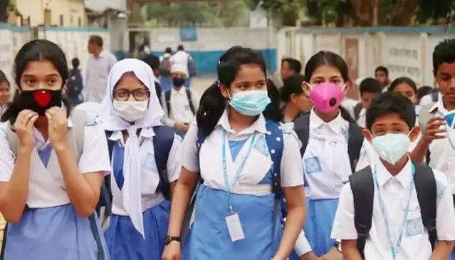 শিক্ষার্থীরা টিকা কেন্দ্রে যাওয়ার জন্য প্রস্তুত, সবাই মাস্ক পরিধান করছে. Channel i News - চ্যানেল আই নিউজ