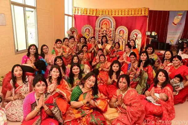 বাংলাদেশের নারীরা শরৎ উৎসবের অনুষ্ঠানে ঐতিহ্যবাহী পোশাকে অংশগ্রহণ করছে. Channel i News - চ্যানেল আই নিউজ