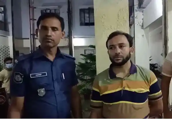 মাদ্রাসা শিক্ষক আটক, চুল কাটা অভিযোগে, পুলিশ সদস্য ও শিক্ষক উপস্থিত. Channel i News - চ্যানেল আই নিউজ