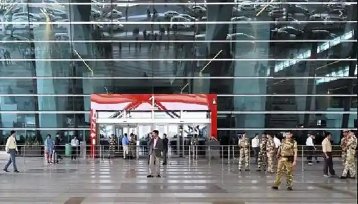 জনগণ ও নিরাপত্তা কর্মীরা ঢাকার হযরত শাহজালাল আন্তর্জাতিক বিমানবন্দরে অবস্থান করছেন।. Channel i News - চ্যানেল আই নিউজ
