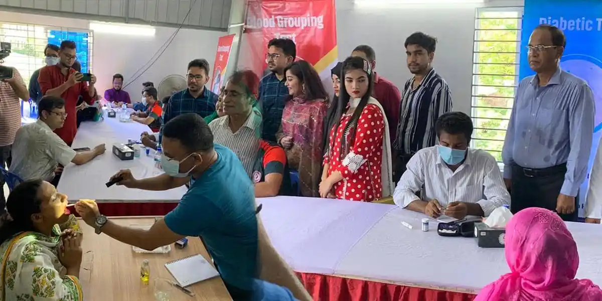 ডেঙ্গু সচেতনতা ক্যাম্পে রোগীদের পরীক্ষা ও সচেতনতা কার্যক্রম চলছে. Channel i News - চ্যানেল আই নিউজ