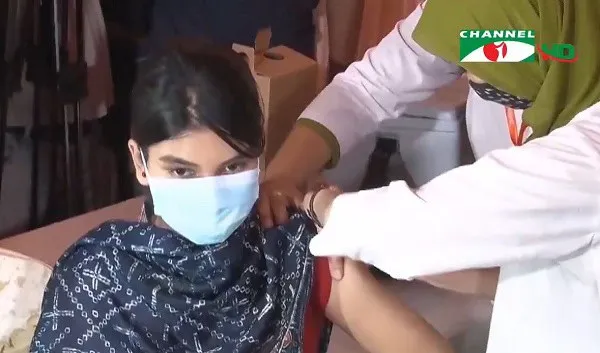 ঢাবিতে শিক্ষার্থীদের টিকা দেওয়া হচ্ছে, স্বাস্থ্য সুরক্ষা নিশ্চিত. Channel i News - চ্যানেল আই নিউজ