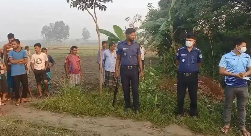 প্রাথমিক তদন্তের জন্য পুলিশ সদস্যরা ঘটনাস্থলে উপস্থিত. Channel i News - চ্যানেল আই নিউজ