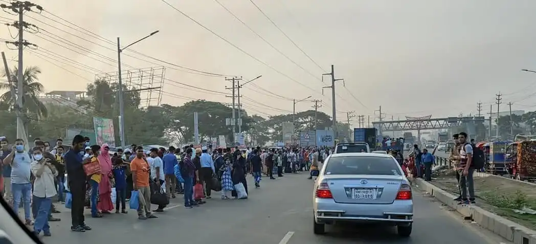 জনসাধারণের দীর্ঘ লাইনে দাঁড়িয়ে অপেক্ষা করছে. Channel i News - চ্যানেল আই নিউজ