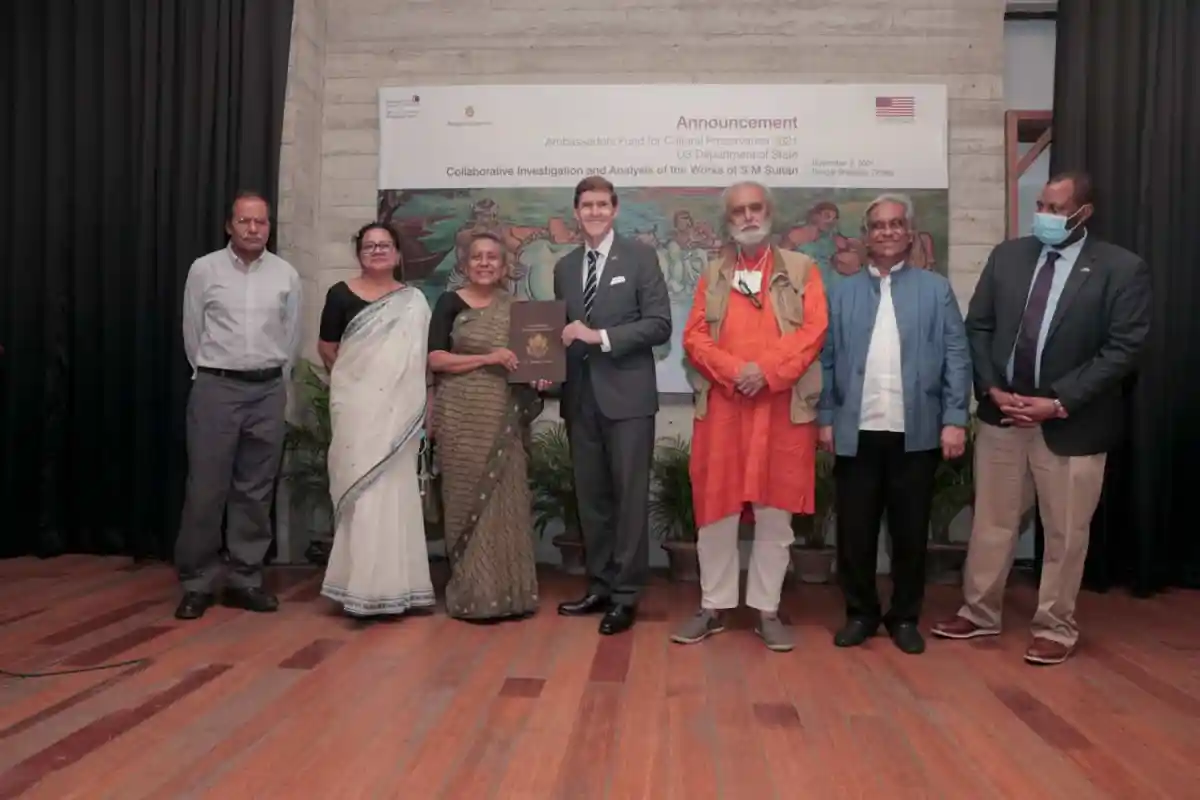গবেষণা অনুষ্ঠানে অংশগ্রহণকারী ব্যক্তিরা একসাথে দাঁড়িয়ে আছেন. Channel i News - চ্যানেল আই নিউজ