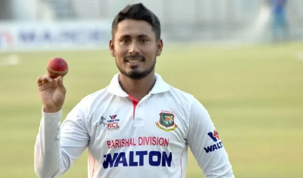বাংলাদেশ ক্রিকেটার আশরাফুল ক্রিকেট মাঠে বল হাতে দাঁড়িয়ে. Channel i News - চ্যানেল আই নিউজ