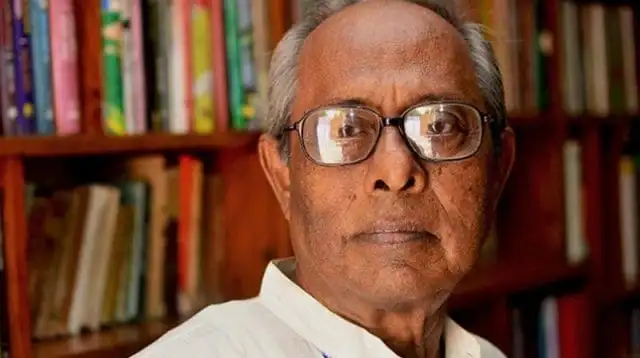 প্রবীণ লেখক ও অধ্যাপক, গা darken বইয়ের শেলফের সামনে. Channel i News - চ্যানেল আই নিউজ