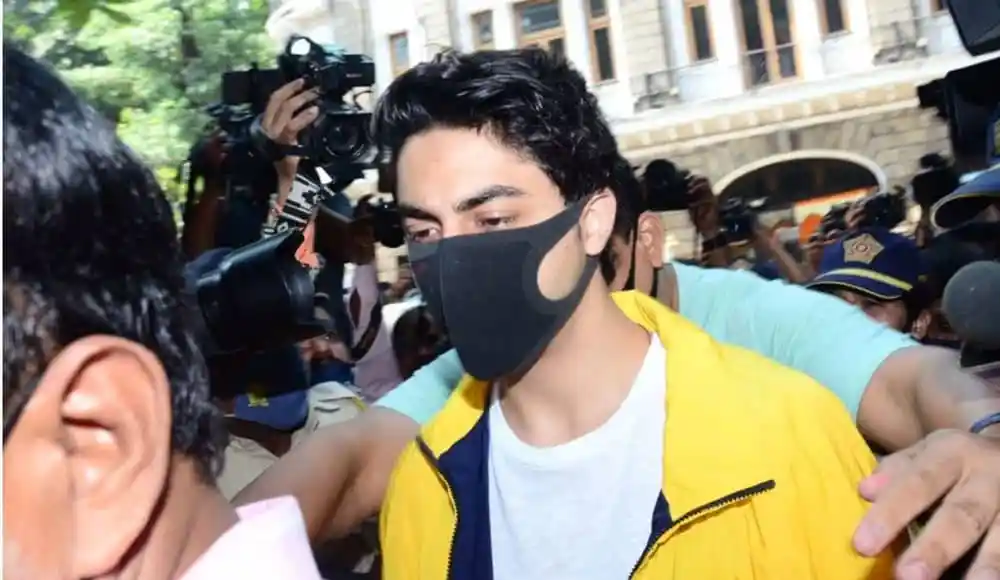 অভিনেতা আরিয়ানকে নিয়ে মিডিয়া ও পুলিশ সদস্যদের ভিড়. Channel i News - চ্যানেল আই নিউজ