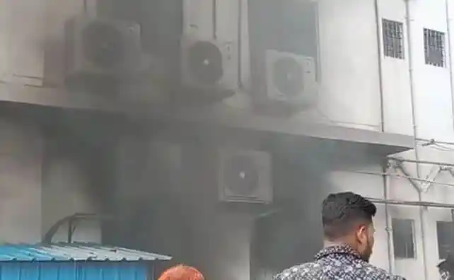 মহারাষ্ট্রের হাসপাতালে অগ্নিকাণ্ডে ধোঁয়া ও আগুনের ধ্বংসাবশেষ. Channel i News - চ্যানেল আই নিউজ