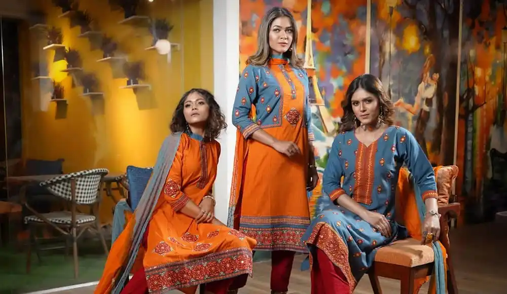 বিশেষ পোশাক পরা তিন নারী মডেল, স্টুডিও সেটে ছবি তোলা. Channel i News - চ্যানেল আই নিউজ