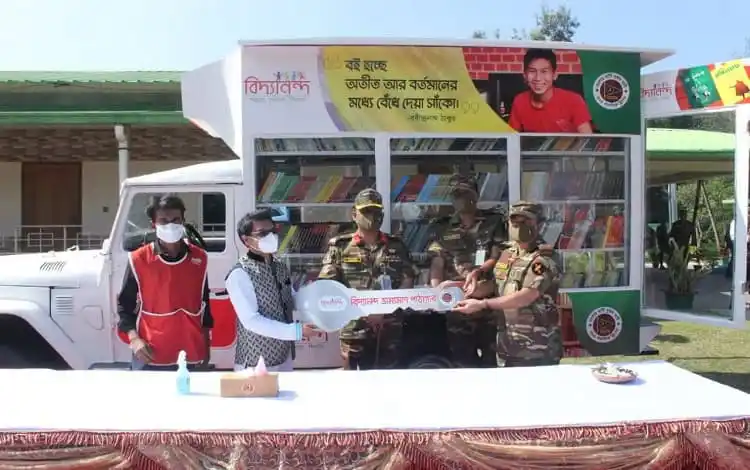 বিদ্যানন্দ ফাউন্ডেশনের বই বিতরণ অনুষ্ঠানে শিক্ষার্থীরা উপস্থিত. Channel i News - চ্যানেল আই নিউজ