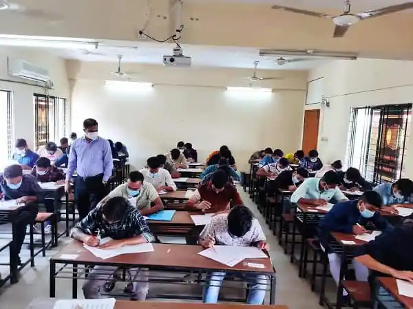 কুমিল্লা বিশ্ববিদ্যালয়ে সি ইউনিটের ভর্তি পরীক্ষার জন্য ছাত্ররা পরীক্ষা কেন্দ্রে বসে।. Channel i News - চ্যানেল আই নিউজ