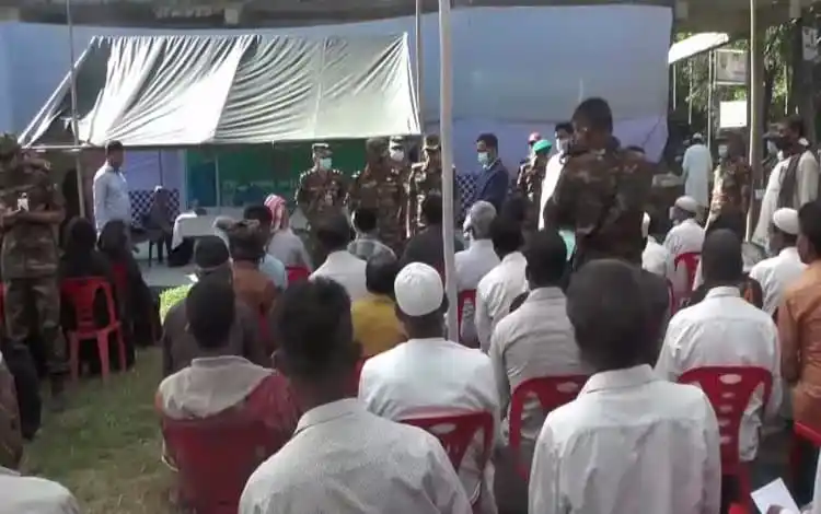 কক্সবাজারে অসহায়দের মাঝে খাদ্যসামগ্রী বিতরণ করছে সেনাবাহিনী. Channel i News - চ্যানেল আই নিউজ