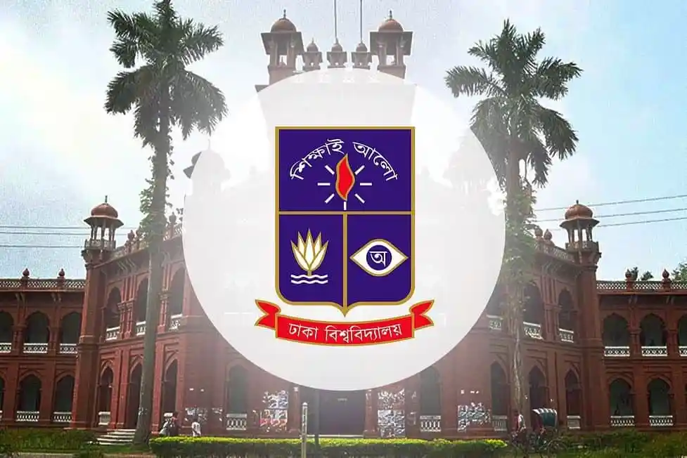 ঢাকা বিশ্ববিদ্যালয়ের প্রধান ভবনের সামনে বিশ্ববিদ্যালয়ের লোগো সহ ছবি. Channel i News - চ্যানেল আই নিউজ