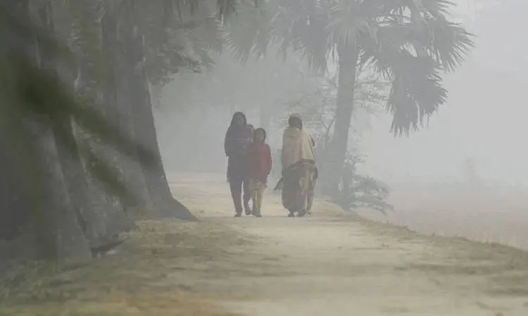 সকালে কুয়াশার মধ্যে পথচারীরা হাঁটছেন, ধোঁয়াটে আবহাওয়া. Channel i News - চ্যানেল আই নিউজ
