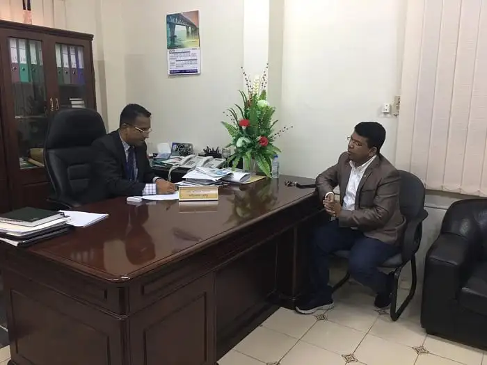 জেদ্দা কনস্যুলেটের অফিসে দুই ব্যক্তি সাক্ষাৎ করছে. Channel i News - চ্যানেল আই নিউজ