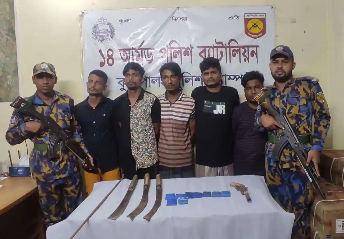 রোহিঙ্গা ক্যাম্পে ডাকাতির প্রস্তুতিতে আটক ৫ রোহিঙ্গা, অস্ত্র ও ধারালো অস্ত্রসহ. Channel i News - চ্যানেল আই নিউজ