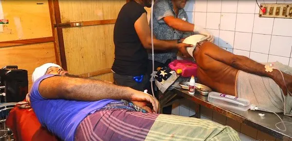 অসুস্থ ব্যক্তি হাসপাতালে চিকিৎসাধীন, চিকিৎসক ও নার্স দেখছেন. Channel i News - চ্যানেল আই নিউজ