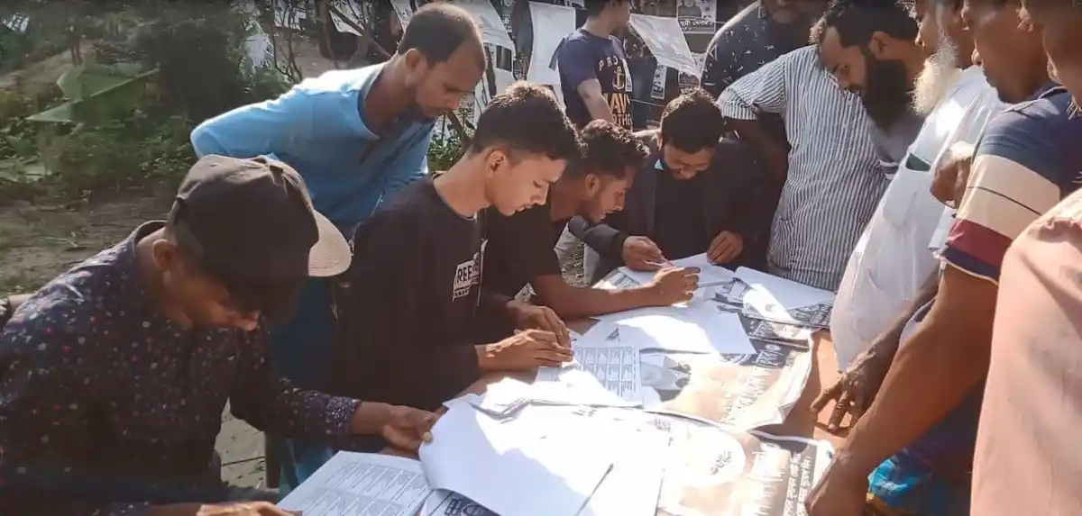 জনপ্রতিনিধি ও স্থানীয়রা ভোট কেন্দ্রের পরিস্থিতি পর্যবেক্ষণ করছে।. Channel i News - চ্যানেল আই নিউজ