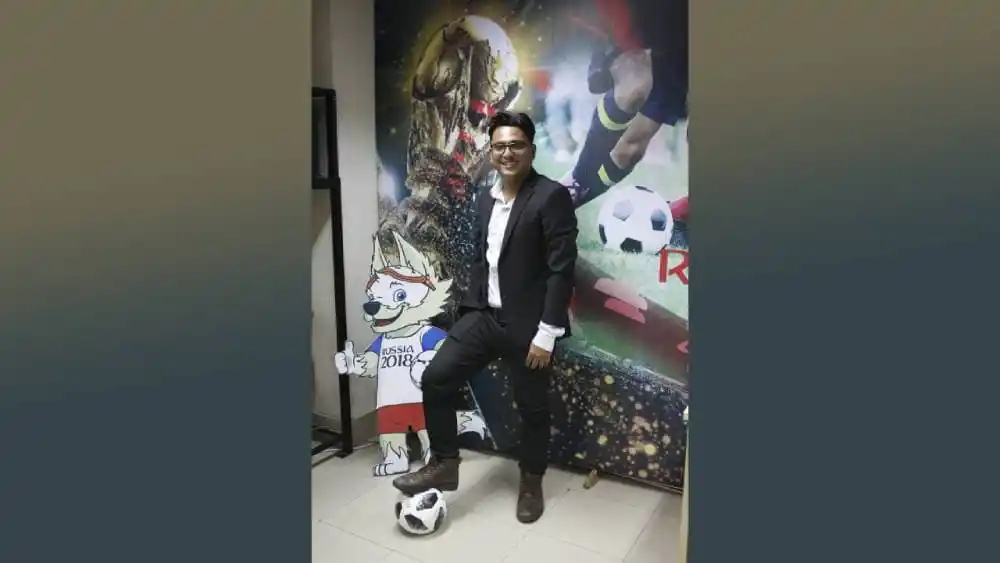 বাংলাদেশি ফুটবল খেলোয়াড়ের সঙ্গে চ্যানেল আই অনলাইন প্রতিনিধির ছবি।. Channel i News - চ্যানেল আই নিউজ