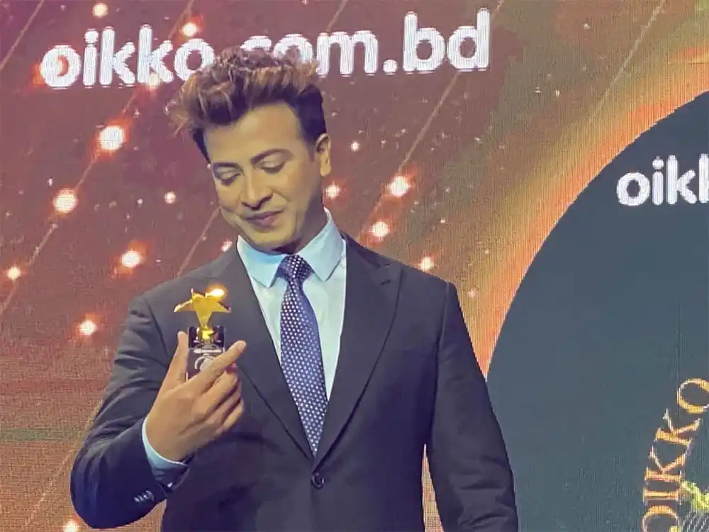 শাকিব খান পুরস্কার গ্রহণ করছেন, বাংলা সিনেমা খবর. Channel i News - চ্যানেল আই নিউজ