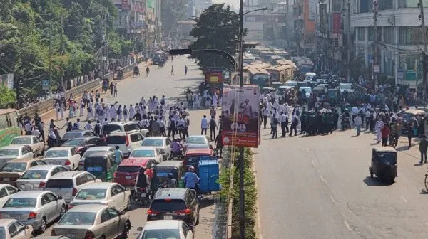 শিক্ষার্থীরা আন্দোলন চালিয়ে যাওয়ার ঘোষণা দেয়, রাস্তায় ব্যাপক যানজট. Channel i News - চ্যানেল আই নিউজ