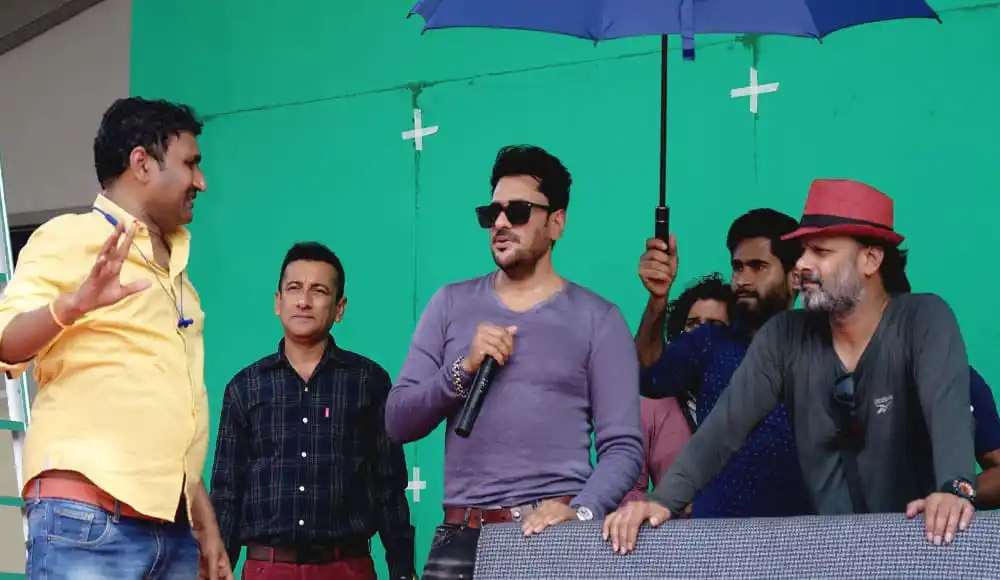 অনন্তের সঙ্গে মানুষের আলোচনা, ক্যামেরার সামনে দাঁড়িয়ে. Channel i News - চ্যানেল আই নিউজ