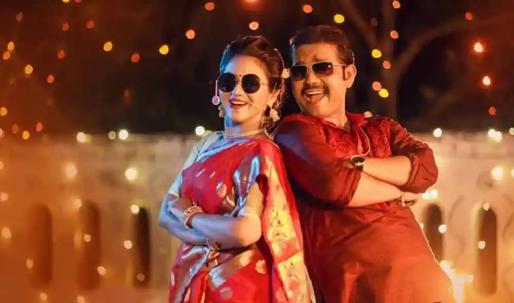 দর্শকদের জন্য রঙিন পোশাক পরা দুই অভিনেতা, হাসি ও আনন্দের পরিবেশ. Channel i News - চ্যানেল আই নিউজ