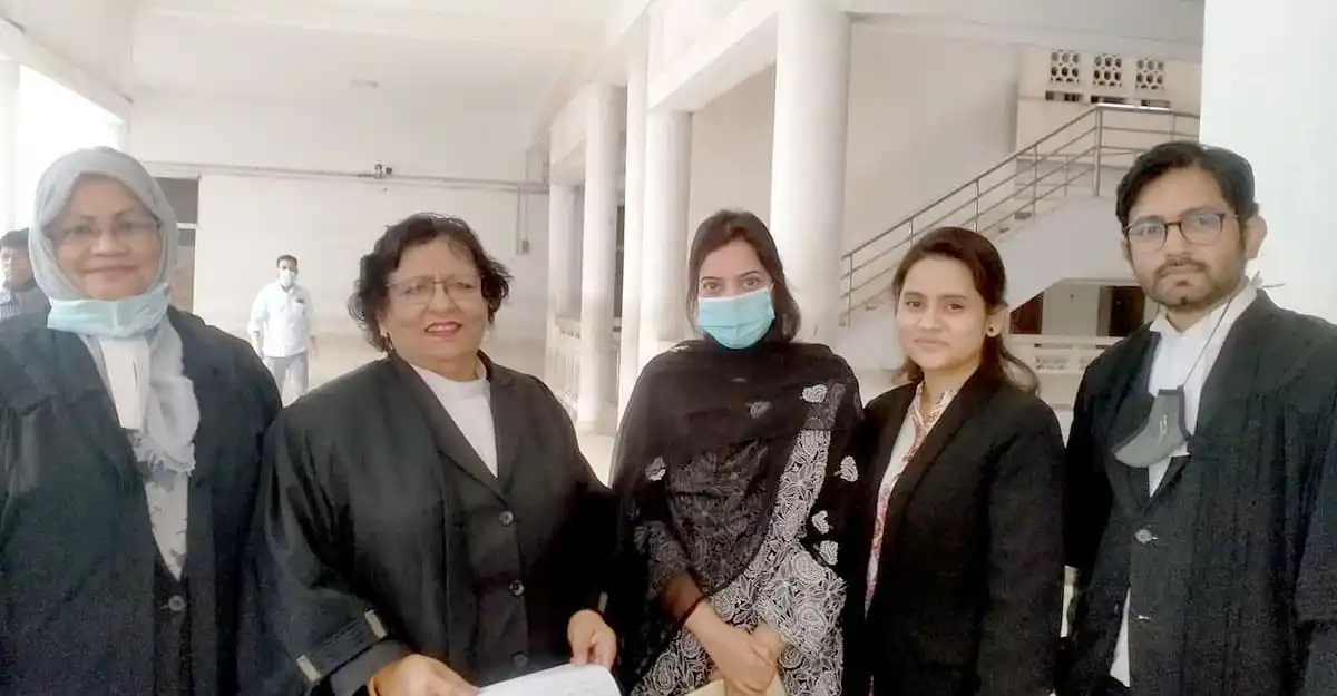 আদালত ভবনে আইনজীবী ও কর্মকর্তাদের সাক্ষাৎকার ও আলোচনা. Channel i News - চ্যানেল আই নিউজ