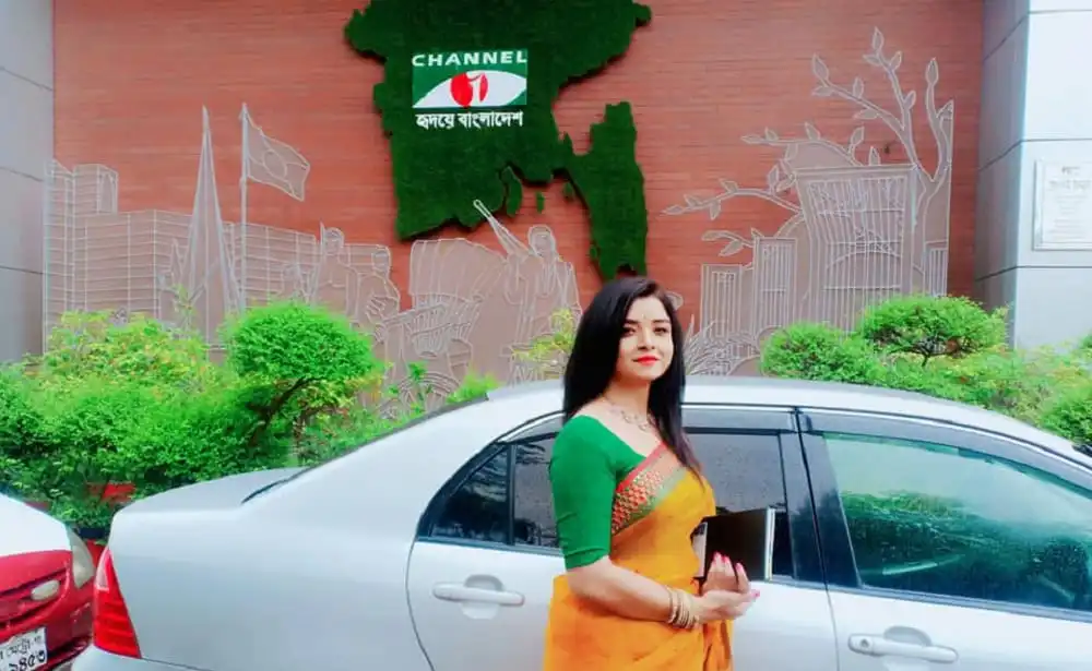 চ্যানেল আই অনলাইন অফিসের সামনে নারী কর্মী দাঁড়িয়ে. Channel i News - চ্যানেল আই নিউজ